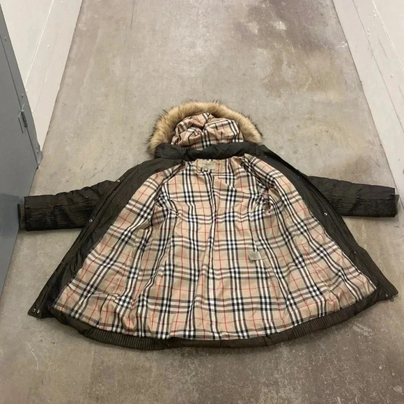 Authentic Burberry winter coat with fur hood - Picture 1 of 13